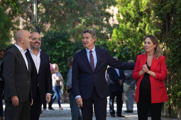 El president del PP de Catalunya, Alejandro Fernández; el president del PP, Alberto Núñez Feijóo, i la sotssecretària de Coordinació Sectorial del PP, Alma Ezcurra, durant l'acte a Barcelona