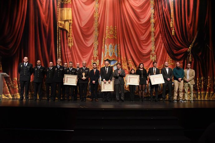 Foto de familia de los reconocidos el Día de la Ciudad de Albacete.