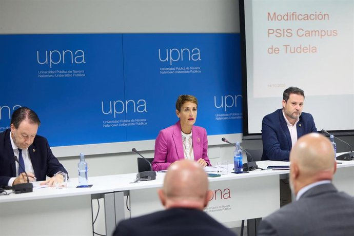 El rector de la UPNA, Ramón Gonzalo, la presidenta Chivite; y el alcalde de Tudela, Alejandro Toquero