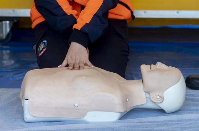 Archivo - Un sanitario realiza técnicas de reanimación cardiopulmonar durante el punto móvil instalado por SAMUR-PC, en la plaza del Callao, a 16 de octubre de 2023, en Madrid (España).