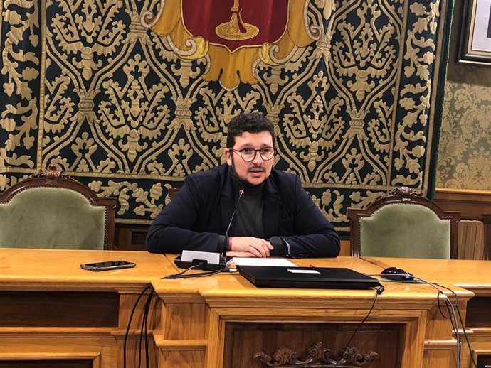 Archivo - Adrián Martínez en una rueda de prensa.