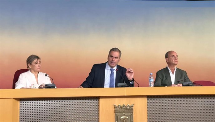 Archivo -  Arantxa Cabello, Javier Ortega Smith y Fernando Martínez Vidal, concejales de Vox en el Ayuntamiento de Madrid