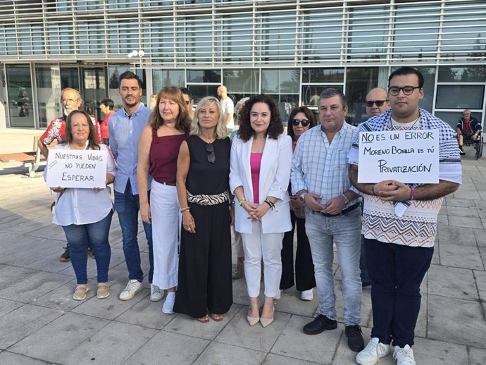La portavoz del grupo parlamentario de Por Andalucía, Inma Nieto, y la coordinadora comarcal de IU en la Costa del Sol, Victoria Morales, en una rueda de prensa sobre la situación de la sanidad pública.