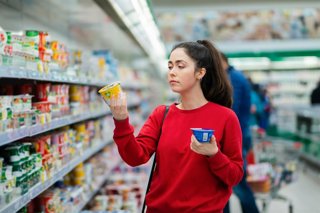 Archivo - Imagen de recurso de una mujer que lee los ingredientes de un producto.