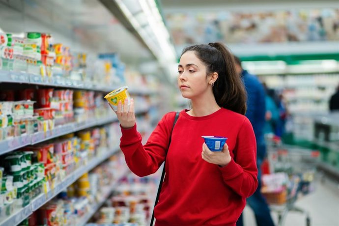 Archivo - Imagen de recurso de una mujer que lee los ingredientes de un producto.