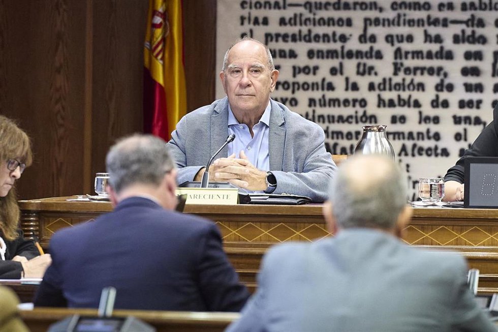 El exdirector general del Servicio de Salud de las Illes Balears, Julio Fuster Culebras, durante su comparecencia ante la Comisión de Investigación sobre el caso Koldo, en el Senado, a 14 de octubre de 2025, en Madrid (España).