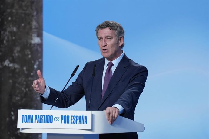 O presidente do Partido Popular, Alberto Núñez Feijóo, fala durante um evento em Palo Alto, em 14 de outubro de 2025, em Barcelona, Catalunha (Espanha). Durante o evento, Feijóo apresentou o plano de migração do PP, com o qual pretende ousar