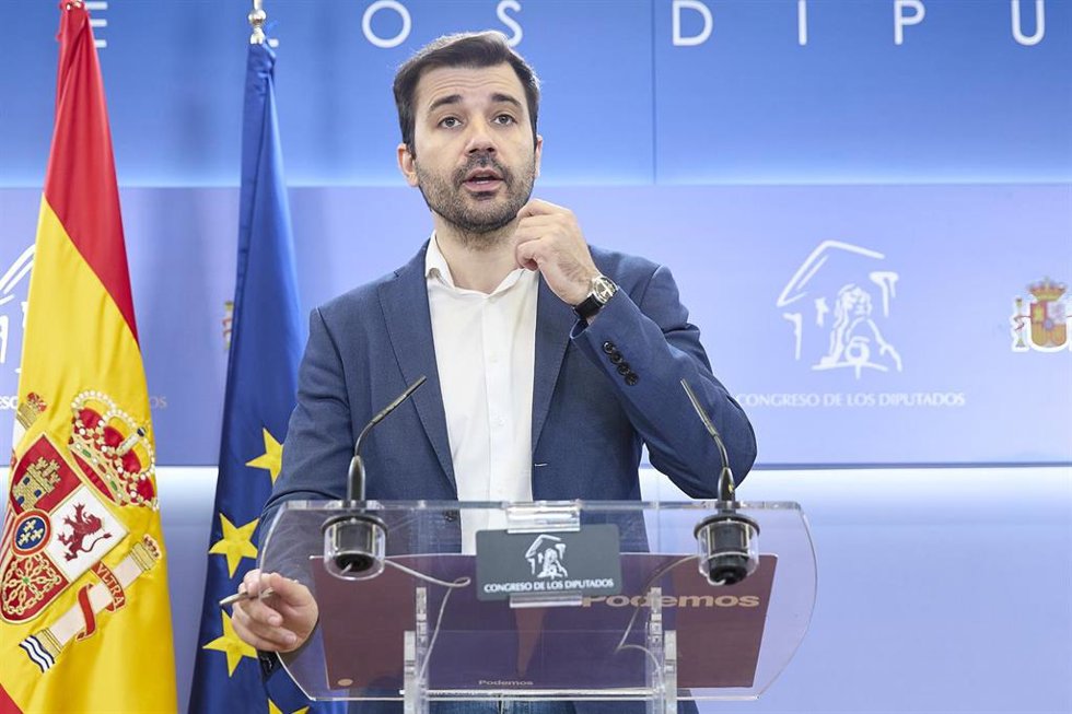 Archivo - El diputado del Grupo Mixto Javier Sánchez Serna durante una rueda de prensa anterior a la reunión de la junta de portavoces, en el Congreso de los Diputados, a 9 de septiembre de 2025, en Madrid (España).