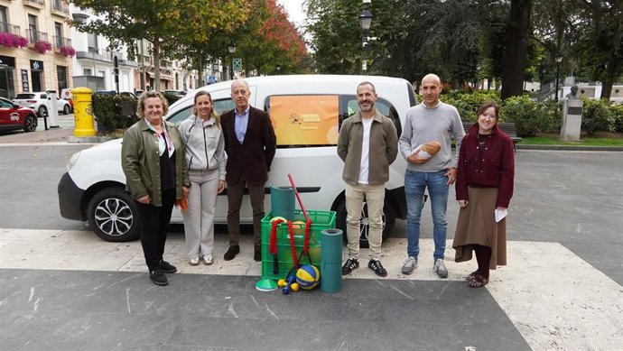 La Concejala Pilar Santianes; La Coordinadora De Monitores, Mariana Merino; El Concejal De Deportes, Jesús Abad; El Alcalde De Siero, Ángel García, El Director Del PDM, Virginio Ramírez, Y La Técnico Municipal, Consuelo Urdangaray.