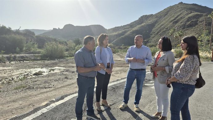 El senador del PSOE por Almería, Antonio Martínez, junto a la alcaldesa de Cantoria, Purificación Sánchez, y concejales socialistas durante su visita a la zona del río Almanzora.