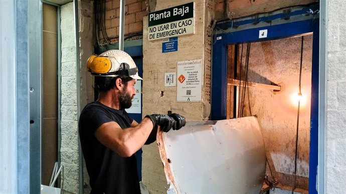 Obras en la remodelación de los ascensores del Hospital Juan Ramón Jiménez de Huelva.