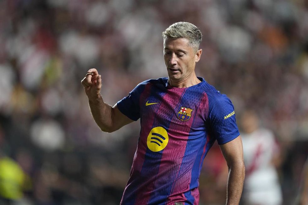Archivo - El delantero del FC Barcelona Robert Lewandowski.