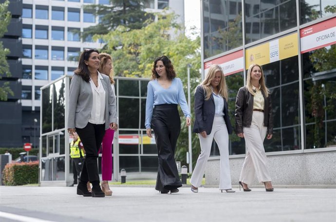 La presidenta de la Comunidad de Madrid, Isabel Díaz Ayuso, en la nueva Oficina de Empleo en el Barrio de la Concepción