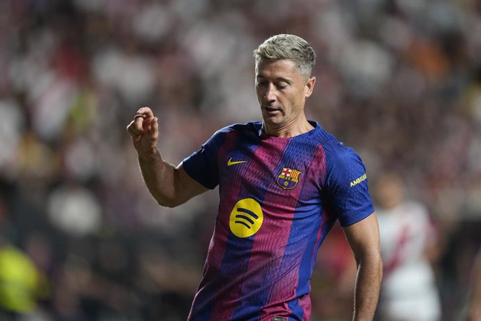 Archivo - Robert Lewandowski do FC Barcelona em ação durante a partida de futebol da Liga Espanhola, LaLiga EA Sports, disputada entre Rayo Vallecano e FC Barcelona no Estadio de Vallecas em 31 de agosto de 2025, em Madri, Espanha.