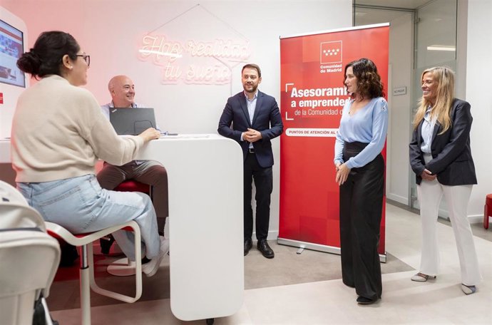 La presidenta de la Comunidad de Madrid, Isabel Díaz Ayuso, durante la inauguración de la nueva Oficina de Empleo del Barrio de la Concepción, a 14 de octubre de 2025, en Madrid (España). 