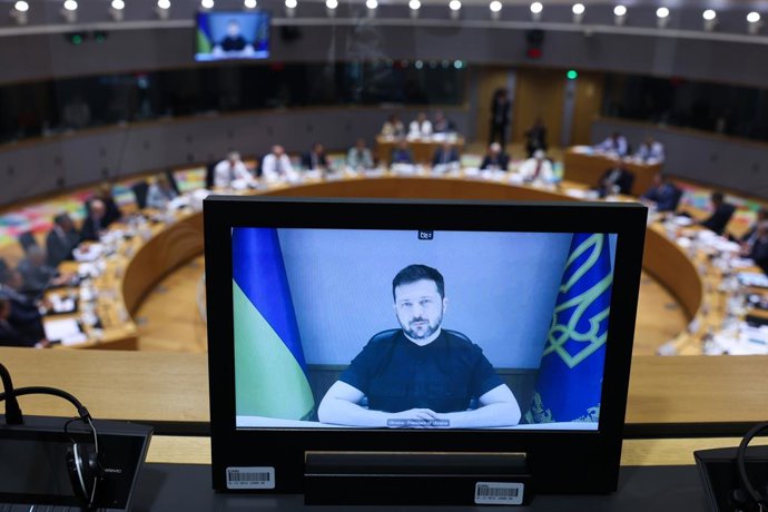 Archivo - El presidente ucraniano, Volodimir Zelenski, participa por videoconferencia en un Consejo Europeo.