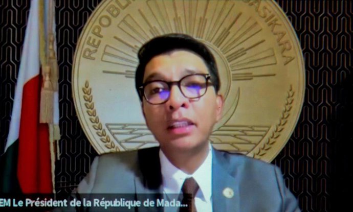El presidente de Madagascar, Andry Rajoelina, durante un discurso a la nación retransmitido por la Presidencia tras denunciar un intento de golpe de Estado tras semanas de protestas antigubernamentales (archivo)