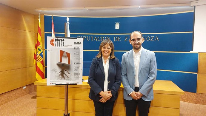 La diputada delegada de Cultura de la DPZ, Charo Lázaro, y el concejal de Cultura de Zuera, Miguel Lozano.