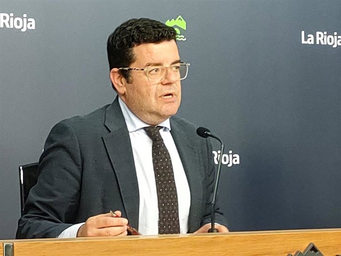 Archivo - El portavoz del Gobierno riojsano, Alfonso Domínguez, en comparecencia de prensa