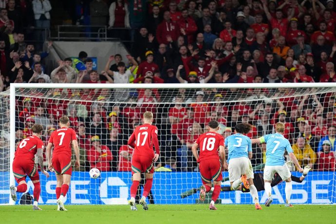 13 October 2025, United Kingdom, Cardiff: Belgium's Kevin De Bruyne (R) scores his side's first goal during the FIFA World Cup European Qualifying soccer match between Wales and Belgium at the Cardiff City Stadium. Photo: Adam Davy/PA Wire/dpa