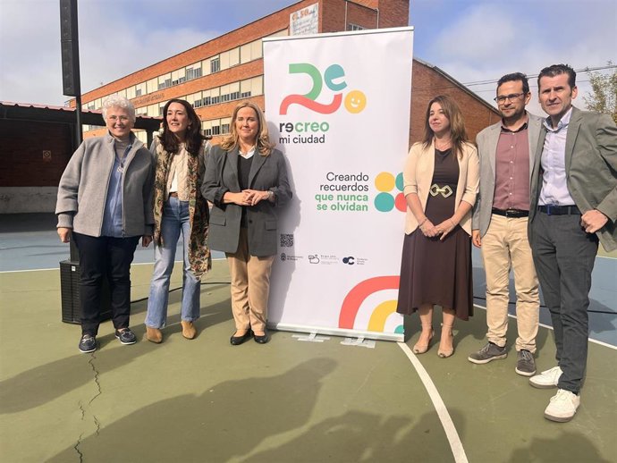 La alcaldesa de Burgos, Cristina Ayala, tercera por la izquierda, junto a los promotores del proyecto 'Re-creo mi ciudad'.