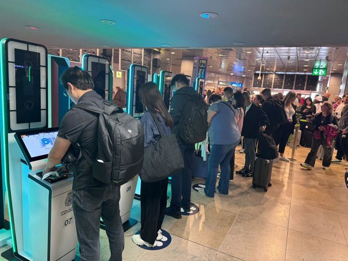 Viajeros utilizando las cabinas supervisadas por la Policía Nacional instaladas en Madrid-Barajas. A 12 de octubre de 2025, Madrid.