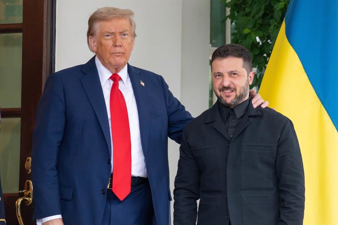 Archivo - August 18, 2025, Washington, District of Columbia, USA: President DONALD TRUMP puts his arm around President VOLODYMYR ZELENSKYY as they stand and pose for photos as reporters yell questions