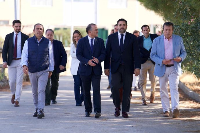 Visita de Paco Núñez al Instituto Español de Genética y Reproducción Animal.