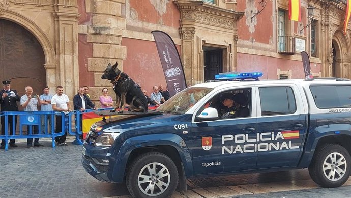 La unidad canina de la Policía Nacional en el desfile del acto del patrón en Murcia