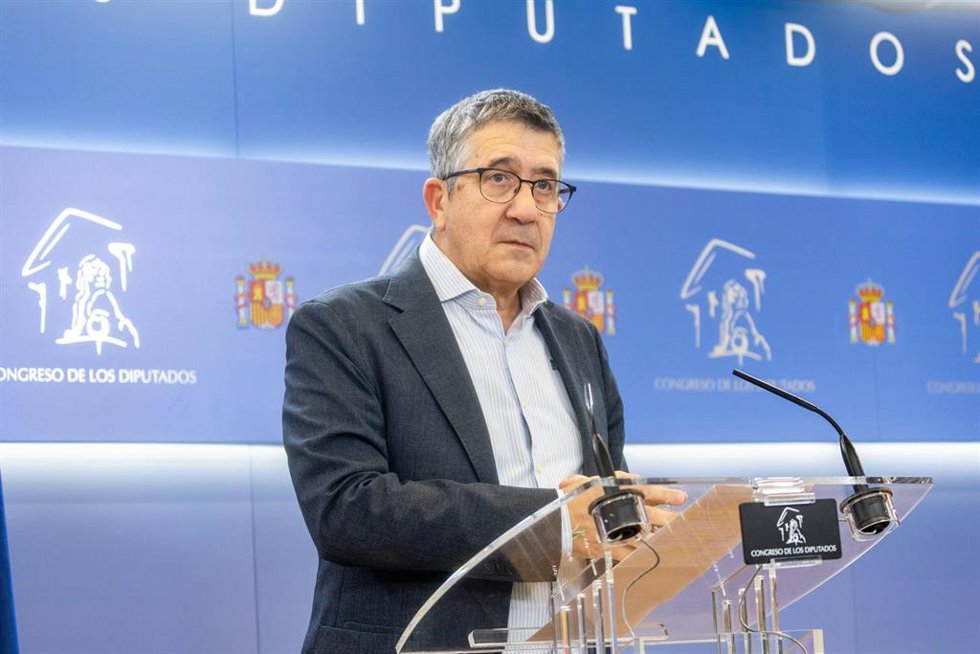 El portavoz del PSOE en el Congreso, Patxi López, durante una rueda de prensa posterior a la Junta de Portavoces, en el Congreso de los Diputados, a 1 de octubre de 2025, en Madrid (España).