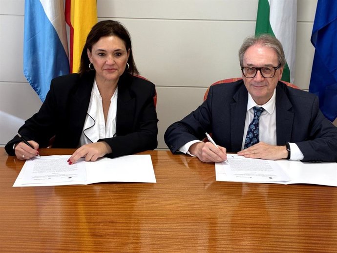 La alcaldesa de Torremolinos Margarita del Cid, y el director general del Área Social de la Fundación 'la Caixa', Marc Simón, han firmado un convenio de colaboración para dar continuidad a CaixaProinfancia y combatir la pobreza infantil.