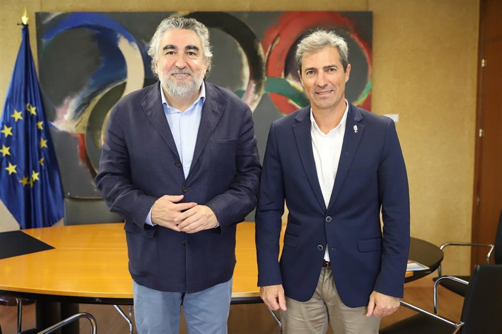 El presidente del CSD, José Manuek Rodríguez Uribes (izquierda), y el presidente de la Real Federación Española de Ciclismo, José Vicioso.