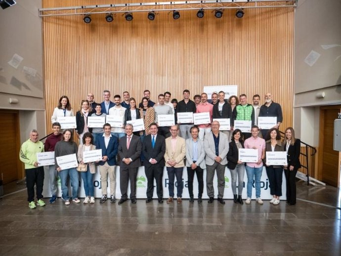 Los consejeros de Cultura, Turismo, Deporte y Juventud, José Luis Pérez Pastor, y de Educación y Empleo, Alberto Galiana, entregan las distinciones ‘Centro Educativo Deportivo 2024-2025’