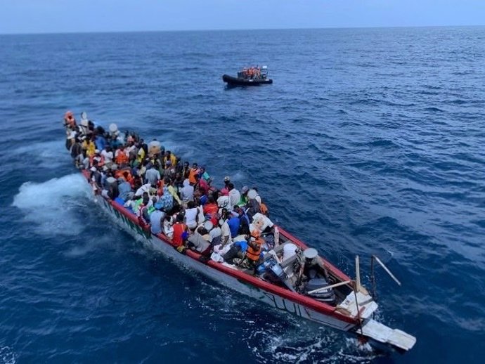 Archivo - La Marina Nacional de Senegal intercepta una embarcación con más de 120 migrantes en aguas del océano Atlántico frente a sus costas, en una operación llevada a cabo el 13 de octubre de 2025