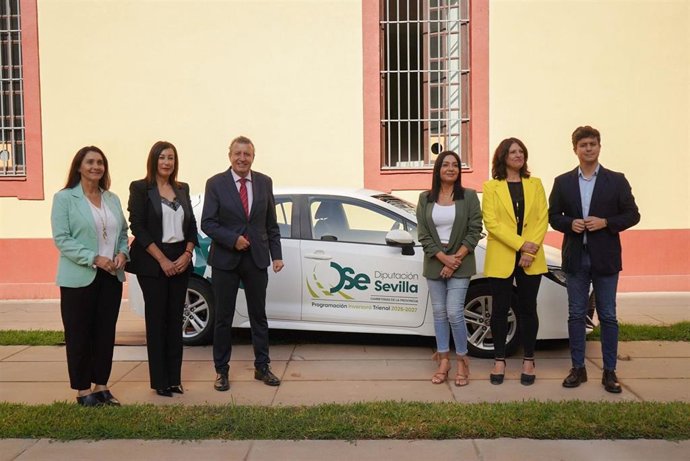 El presidente de la Diputación y la dipurtada de Cohesión Territorial, tras la presentación del Plan Trienal de Carreteras.