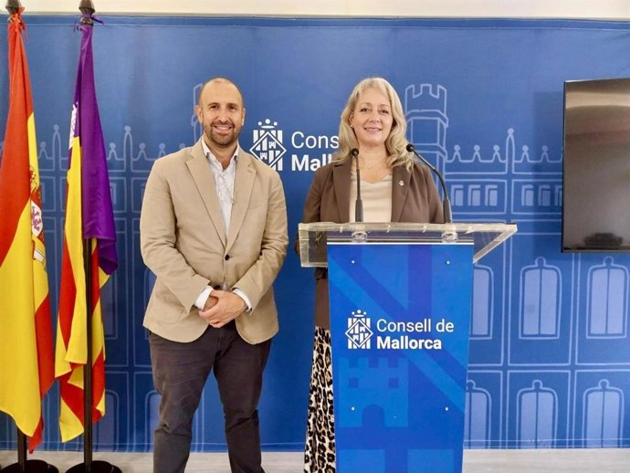 La consellera insular de Promoción Económica y Desarrollo Local, Pilar Amate, acompañada del director insular de Promoción Económica, Producto de Mallorca y Comercio, Álvaro Roca, en rueda de prensa