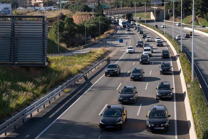Archivo - Un grupo de taxis