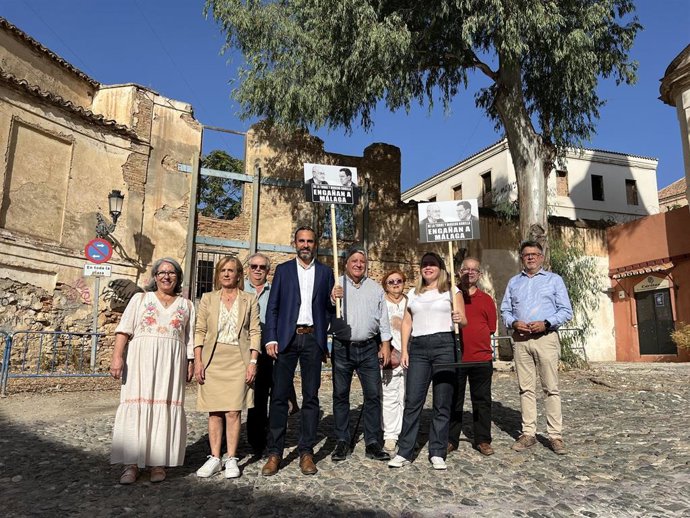 El portavoz socialista en el Ayuntamiento, Daniel Pérez; concejales socialistas, y la secretaria general de la agrupación socialista Miraflores-Trinidad, Alicia Murillo.