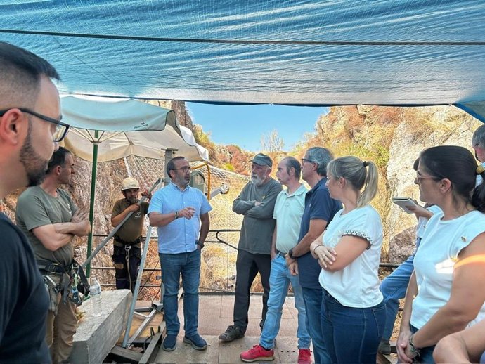 El presidente de la Diputación de Cáceres, Miguel Ángel Morales, visita las exhumaciones de la mina La Paloma de Zarza la Mayor