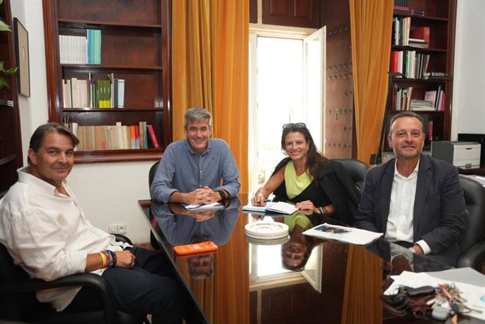 El vicepresidente quinto de Diputación, Sebastián Hidalgo, con la delegada territorial de Caixabank, Ana María Soler.