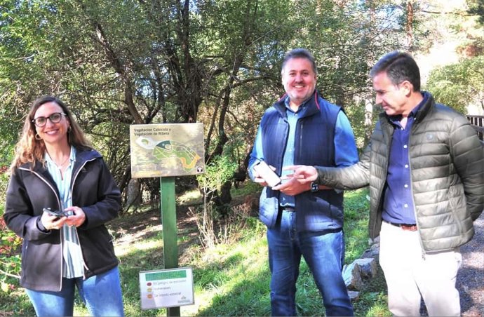 El delegado de Sostenibilidad y Medio Ambiente de la Junta en Granada, Manuel Francisco García, en el centro en la imagen, ha visitado el Jardín Botánico Hoya de Pedraza