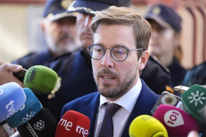 Archivo - Francisco Toscano, subdelegado del Gobierno en Sevilla, atiende a los medios en una foto de archivo.