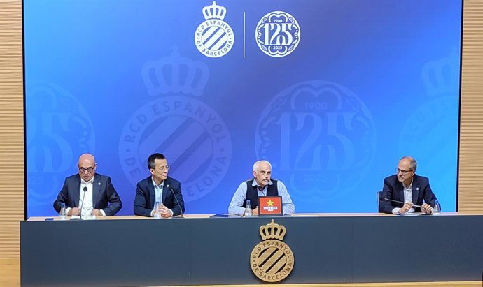 O novo proprietário e presidente do RCD Espanyol, Alan Pace, em sua apresentação no Estádio RCDE.
