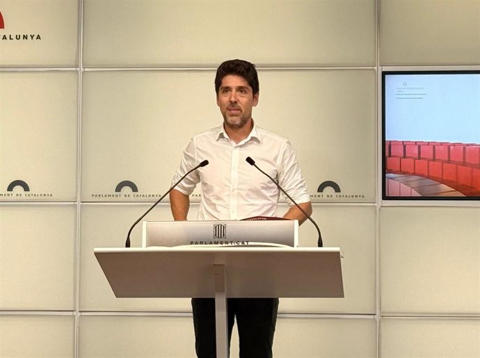 El portavoz de los Comuns en el Parlament, David Cid, en rueda de prensa.