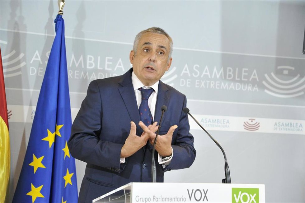 El presidente del Grupo Parlamentario Vox en la Asamblea de Extremadura, Ángel Pelayo Gordillo Moeno, en rueda de prensa para explicar las propuestas de su formación a los PGEx 2026