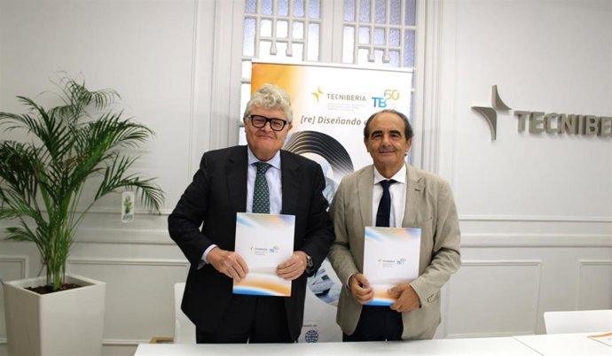 Imagen del momento de la firma del acuerdo entre Tecniberia y el Colegio de Ingenieros de Caminos
