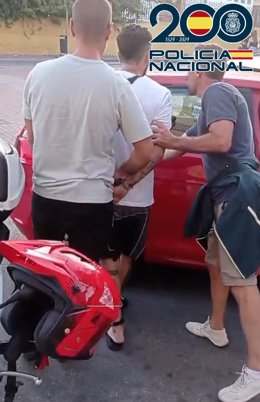 La Policía Nacional ha detenido en Málaga a un varón de 32 años al que se atribuye la presunta autoría de cinco robos con violencia a personas vulnerables en los barrios de Ciudad Jardín, La Virreina y La Roca.