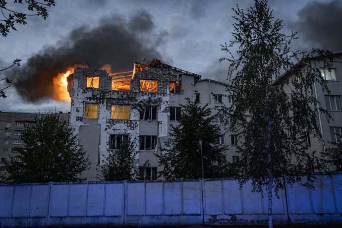 Archivo - Arquivo - 18 de agosto de 2025, Kharkiv, Oblast de Kharkiv, Ucrânia: Às 5h, cinco drones da Shahed atingiram um prédio residencial. Cinco pessoas morreram, incluindo uma família inteira e uma criança de um ano de idade. Vinte pessoas também fica