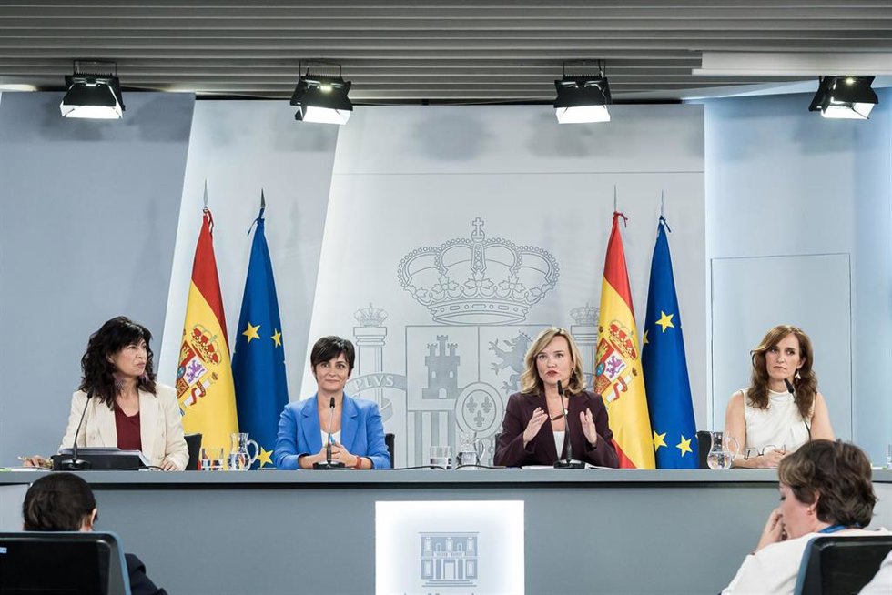 (I-D) La ministra de Igualdad, Ana Redondo; la ministra de Vivienda y Agenda Urbana, Isabel Rodríguez; la ministra de Educación Formación Profesional y Deportes y portavoz del Gobierno, Pilar Alegría, y la ministra de Sanidad, Mónica García, durante la 