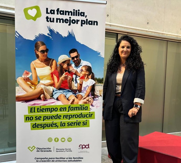 La diputada de Bienestar Social, Igualdad y Familia, Elena Duque, en la presentación de la campaña 'La familia, tu mejor plan'.
